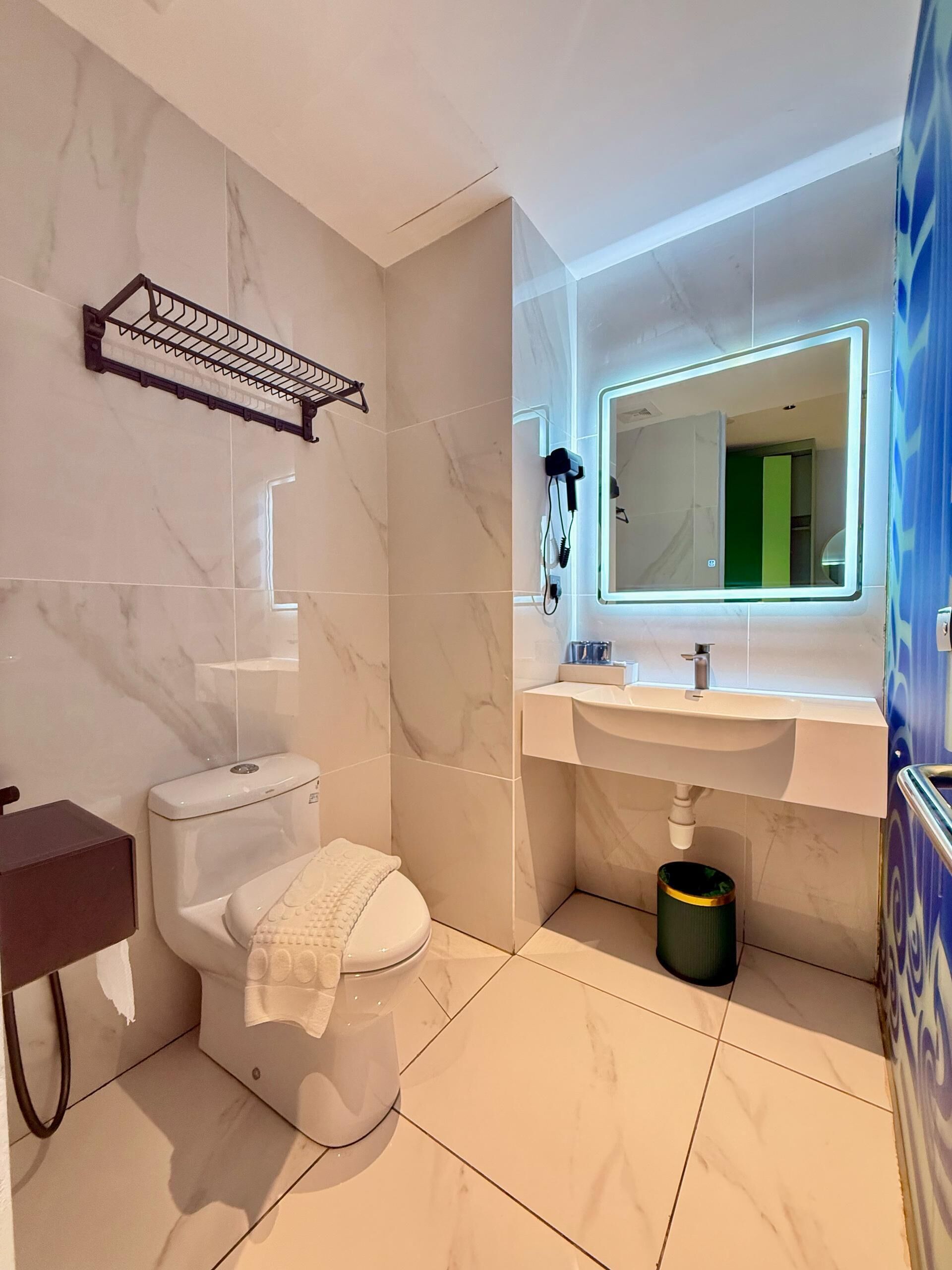 Ducha, secador de pelo, toallas y jabón