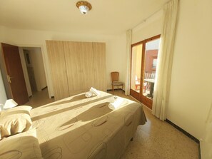 3 soverom, strykejern/-brett, internettilgang og sengetøy