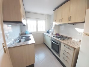 Kjøleskap, mikrobølgeovn, ovn og kaffetrakter/tekoker