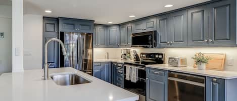 Køleskab, mikrobølgeovn, ovn, kogeplade