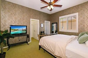 3 habitaciones, escritorio y tabla de planchar con plancha