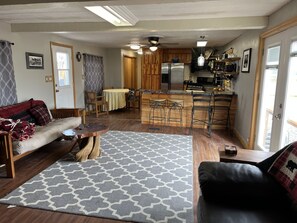 Smart TV, fireplace - Beautiful home steps from the lake, Mountain View’s (Roberts)