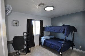 4 chambres, coffres-forts dans les chambres, bureau, lit parapluie