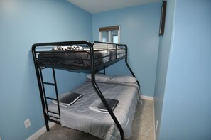 4 bedrooms, in-room safe, desk, travel cot