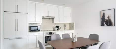 Frigorífico, microondas, horno y placa de cocina