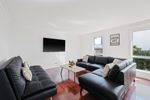 Smart TV, books - Sea Wave by Ready Set Stay- Bright Family Home in Central Location of Cowes (Cowes)