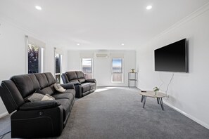 Smart TV, books - Sea Wave by Ready Set Stay- Bright Family Home in Central Location of Cowes (Cowes)