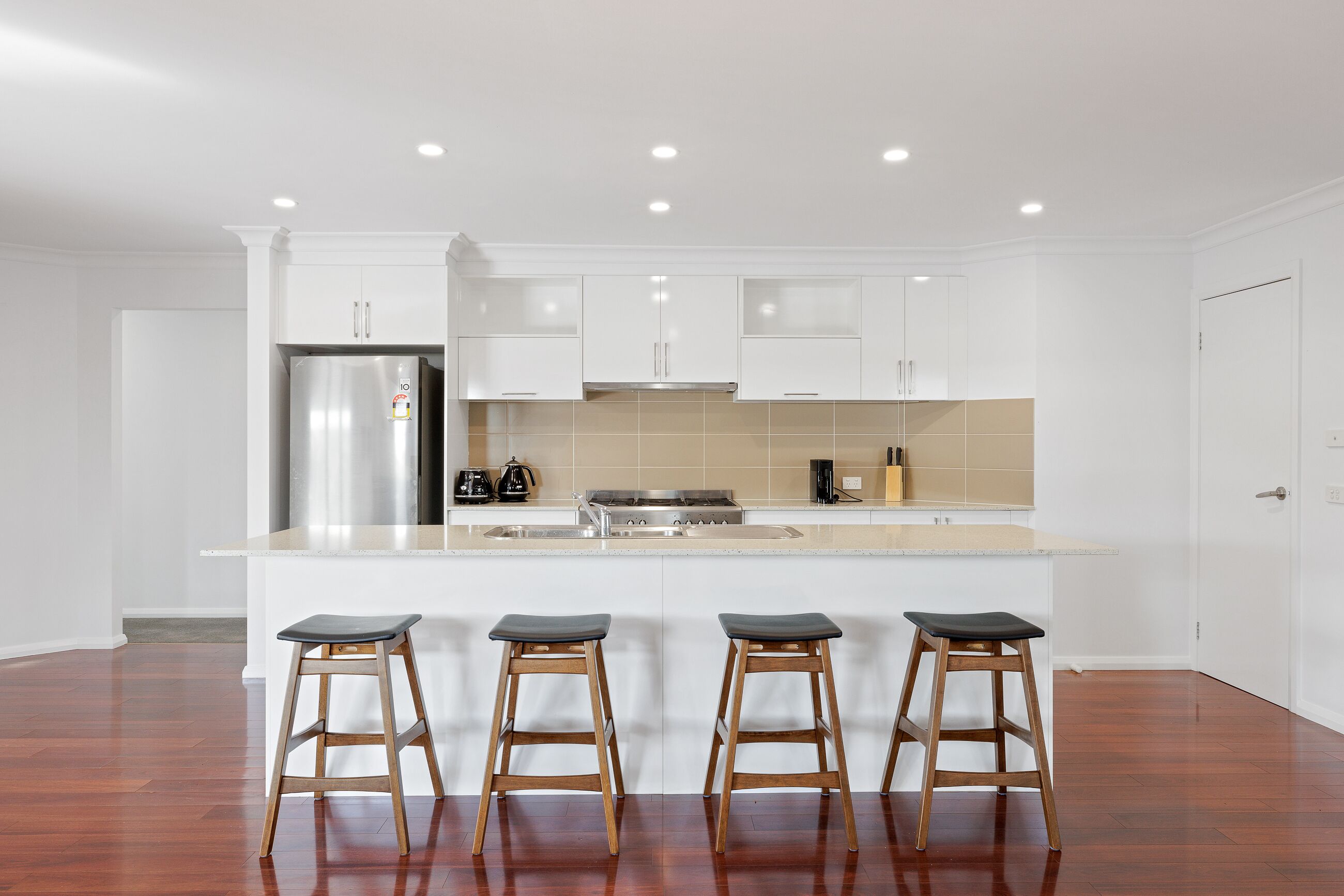 Kühlschrank, Mikrowelle, Ofen, Geschirrspüler