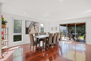 Dining - Sea Wave by Ready Set Stay- Bright Family Home in Central Location of Cowes (Cowes)