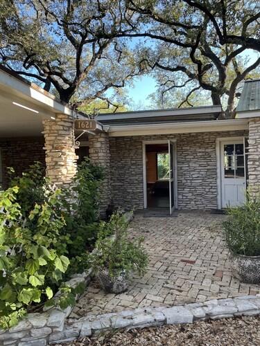 Cozy studio under the Oaks, easy walk to Zilker park and fun!