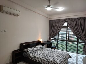 3 bedrooms, desk, iron/ironing board, free WiFi - Mount Austin Lake View Comfy Staycation (Johor Bahru)