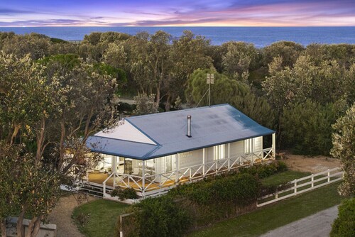 White Cottage on 90 Mile Beach