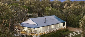 White Cottage on 90 Mile Beach