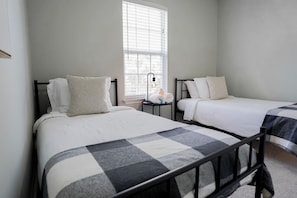 3 bedrooms, desk, WiFi, bed sheets