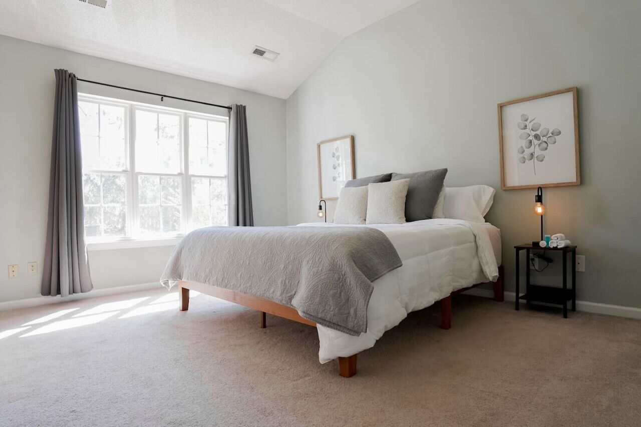 3 bedrooms, desk, WiFi, bed sheets