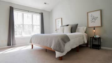 3 bedrooms, desk, WiFi, bed sheets