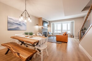 Dining - Grizzly Ridge Getaway Brand New, Hot Tub, Sleeps 11 (Beaverdell)