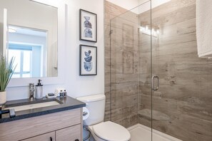 Townhome, 3 Bedrooms, Mountain View, Slope side (3 Bedrooms) | Bathroom | Combined shower/bathtub, towels - Grizzly Ridge Getaway Brand New, Hot Tub, Sleeps 11 (Beaverdell)