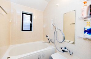 Separate bathtub and shower, deep-soaking bathtub, rainfall showerhead - THE KAGAYA KYOTO Japanese Style Inn (Kyoto)