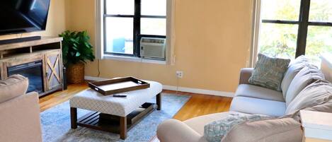 Smart-tv, eldstad, ett musikbibliotek och en stereo