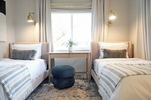 4 bedrooms, desk, iron/ironing board, travel crib - The Daphne l Luxury Home w/Hot Tub, Gym, Projector (Broomfield)