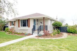 Exterior - The Daphne l Luxury Home w/Hot Tub, Gym, Projector (Broomfield)