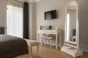 Queen Room with Garden View | Minibar, in-room safe, desk, laptop workspace - Louis Rooms (Istanbul)
