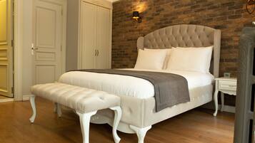 Minibar, Zimmersafe, Schreibtisch, laptopgeeigneter Arbeitsplatz