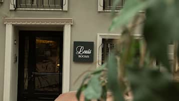 Vista frontal de la propiedad