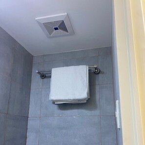 Dusche, Bidet, Handtücher