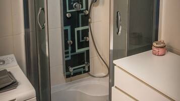 Douche, sèche-cheveux, serviettes fournies, savon