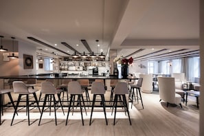 Bar (on property) - Design Boutique Hotel & Spa Goldene Rose (Dinkelsbuehl)