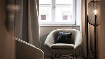 Une pièce avec une fenêtre, une chaise et un lampadaire.