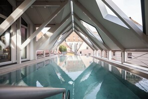 Una piscina al aire libre, tumbonas