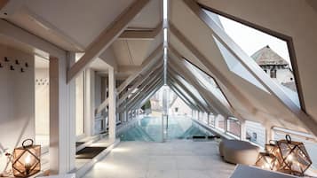 Kolam renang outdoor, dengan kursi berjemur