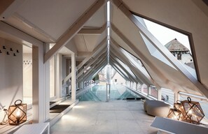 Een buitenzwembad en ligstoelen