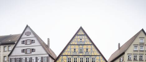 Un edificio tradicional con entramado de madera y un letrero que dice 'Hotel Goldene Rose'.