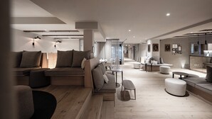 Una sala de estar moderna con un sofá seccional, otomanas y una pequeña mesa de centro.