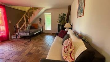 Télévision, cheminée, livres