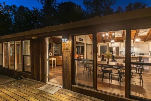 Spacious Yosemite Pet Friendly Retreat w/Game Room-Views-Deck & EV Charger