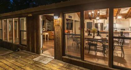 Spacious Yosemite Pet Friendly Retreat w/Game Room-Views-Deck & EV Charger