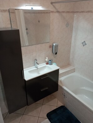 Badewanne, Haartrockner, Handtücher, Toilettenpapier