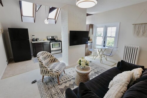 NEW!! Cabin in the Clouds Easy Downtown Access w Parking!