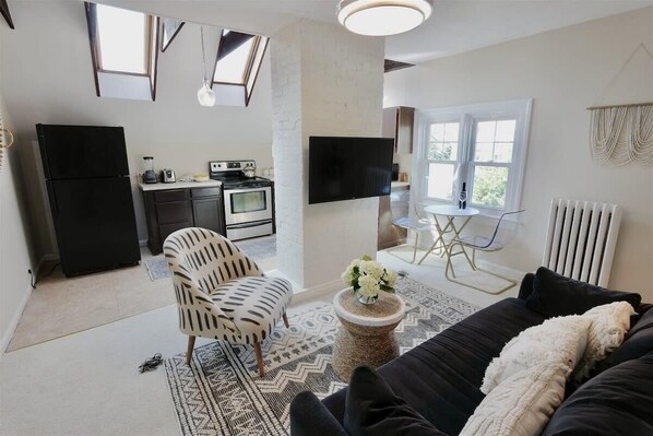 TV, offices - NEW!! Cabin in the Clouds ~ Easy Downtown Access w Parking! (Washington)