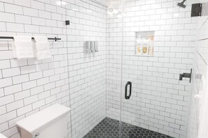 Dusche, Haartrockner, Handtücher, Shampoo