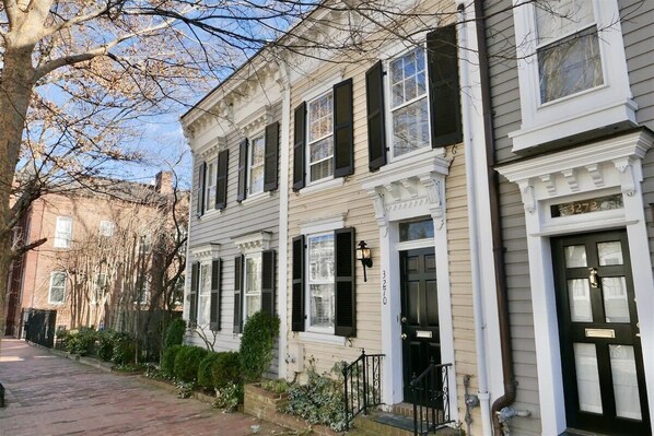 Exterior - Georgetown Cobblestone Cottage - Private Parking! (Washington)