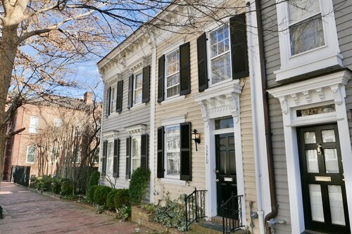 Georgetown Cobblestone Cottage - Private Parking!