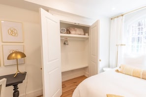 1 habitación, tabla de planchar con plancha, cuna de viaje y wifi