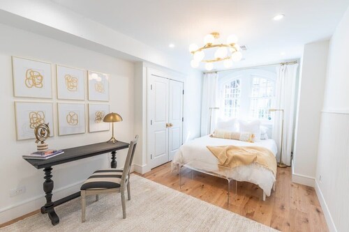 Dupont Circle Lux Apt - Sleeps 2, Steps to Metro