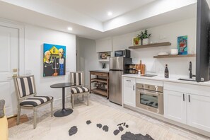 Een koelkast, een microgolfoven, een koffiezetapparaat/waterkoker